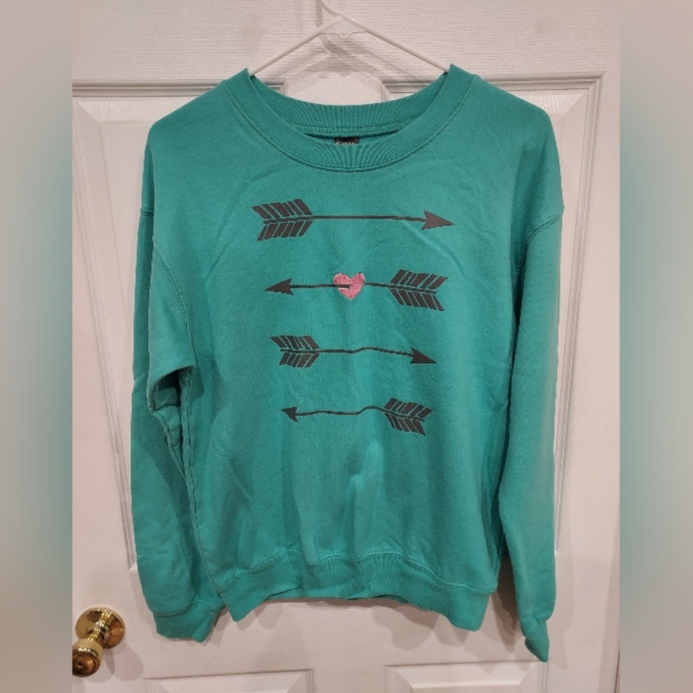 Adorable Aqua sweatshirt w/arrows and pink heart. Size S